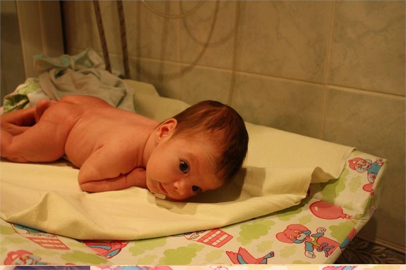 Выкладывание новорожденного на живот: когда и как