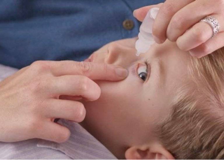 Закапываем капли в нос, уши и глаза новорожденному правильно