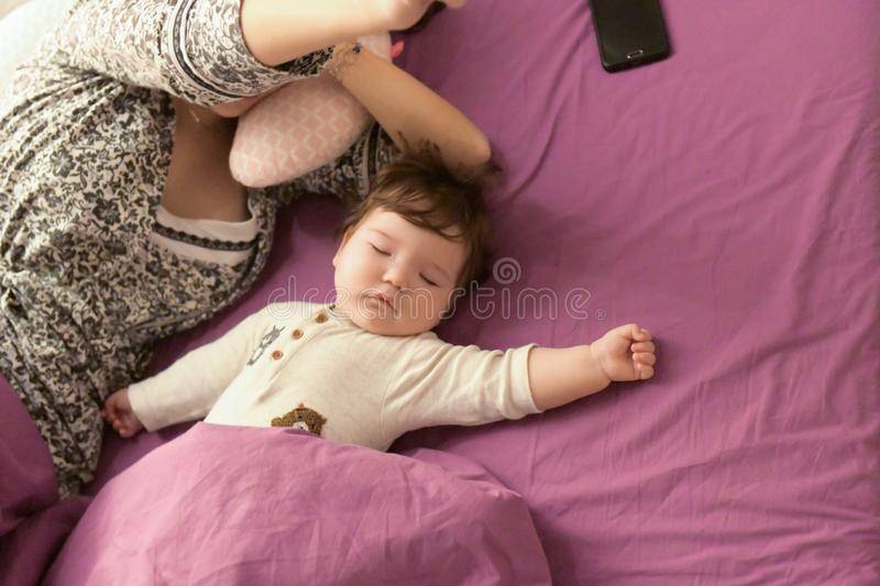 Что делать, если ребенок застал родителей в постели?