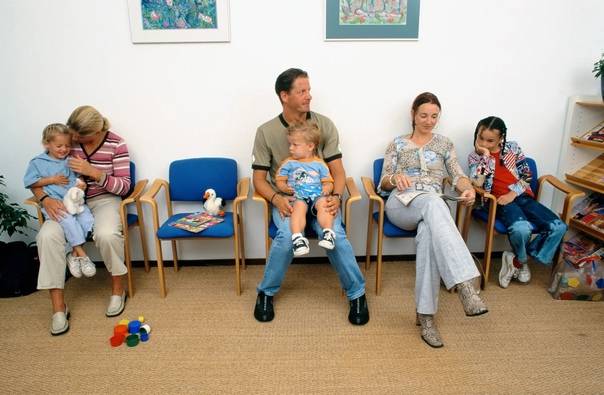 Первый визит с грудничком в поликлинику: каких врачей надо посетить. всё, что нужно знать о первом походе в поликлинику с новорождённым