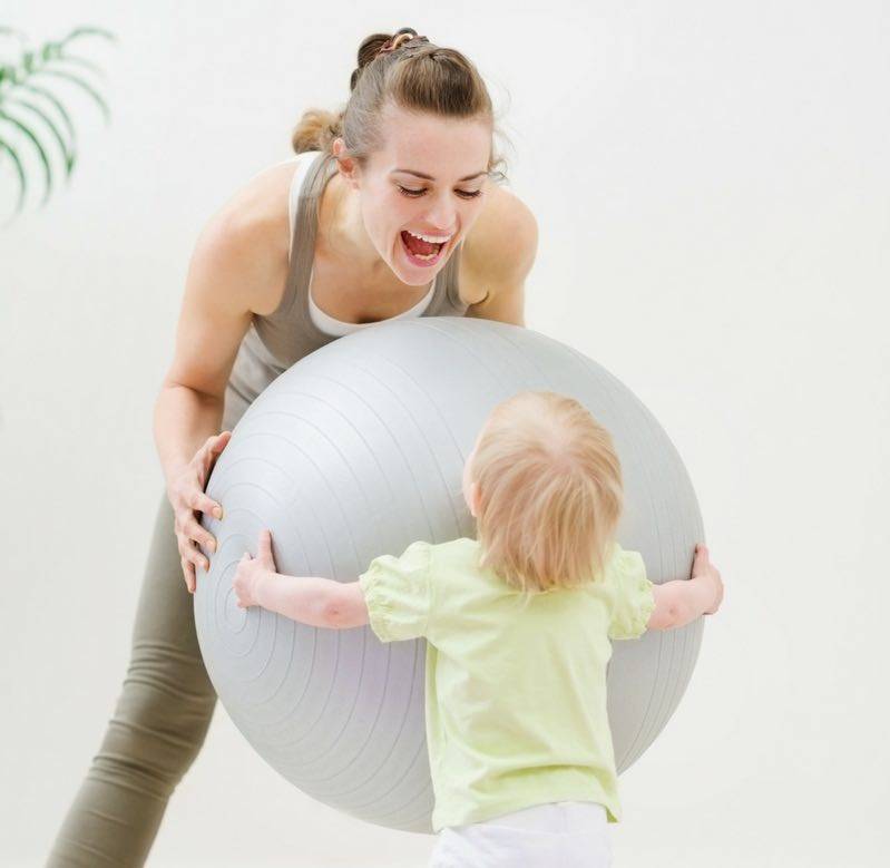 Современная фитнес мама: упражнения с ребёнком на руках