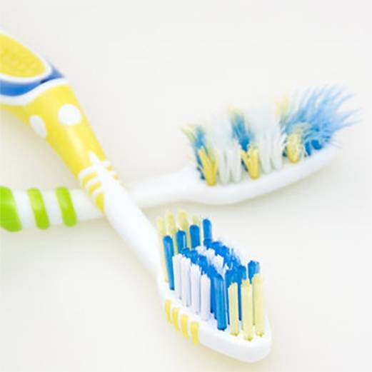 Детская зубная щетка и паста. как правильно выбрать. когда начинать чистить зубы