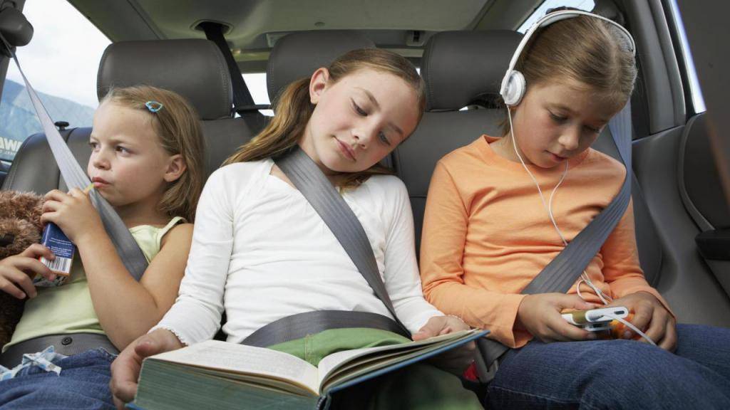 10 лучших игр и игрушек для детей 2-5 лет в самолете или поезде – чем занять ребенка в дороге?
