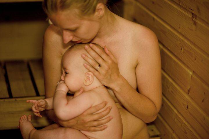 Можно ли кормящей маме ходить в баню? польза и вред бани для женщин