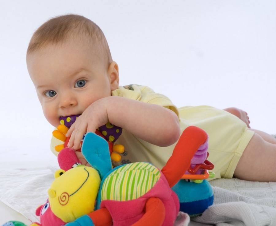 Как выбрать хорошую и полезную игрушку для ребенка: советы от психологов