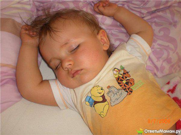 Почему у грудничка потеет голова во время сна