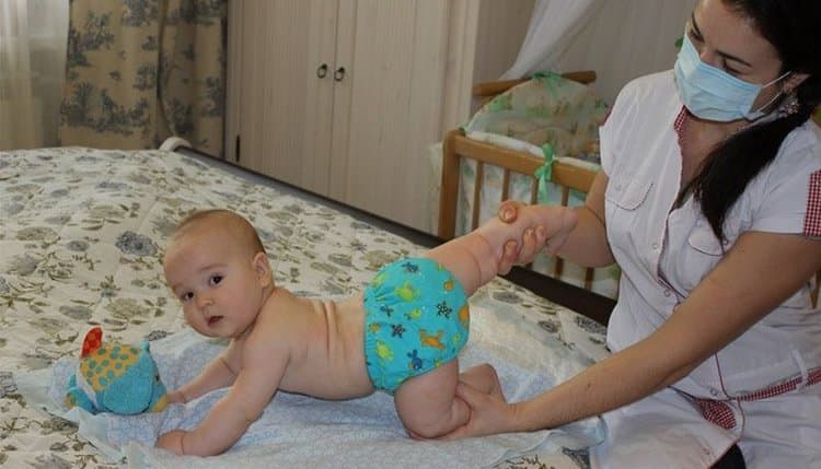Массаж тазобедренных суставов ребенку: зачем и как?