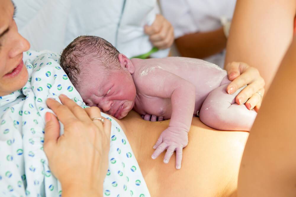 Первый день после родов. что происходит с мамой и как выглядит новорожденный