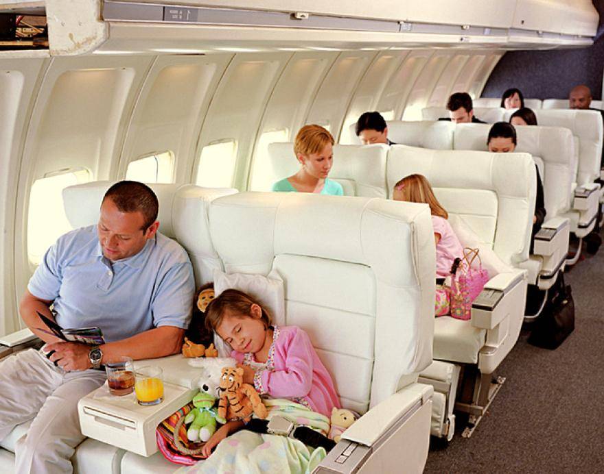 Перелет в самолете с ребенком: советы и правила