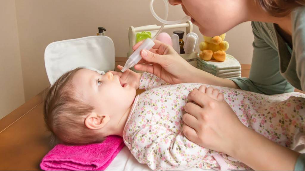 Как чистить носик новорожденному ребенку, грудничку от козявок: видео