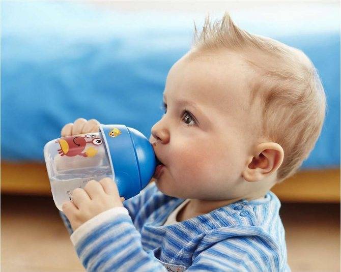 Как приучить ребенка пить из кружки