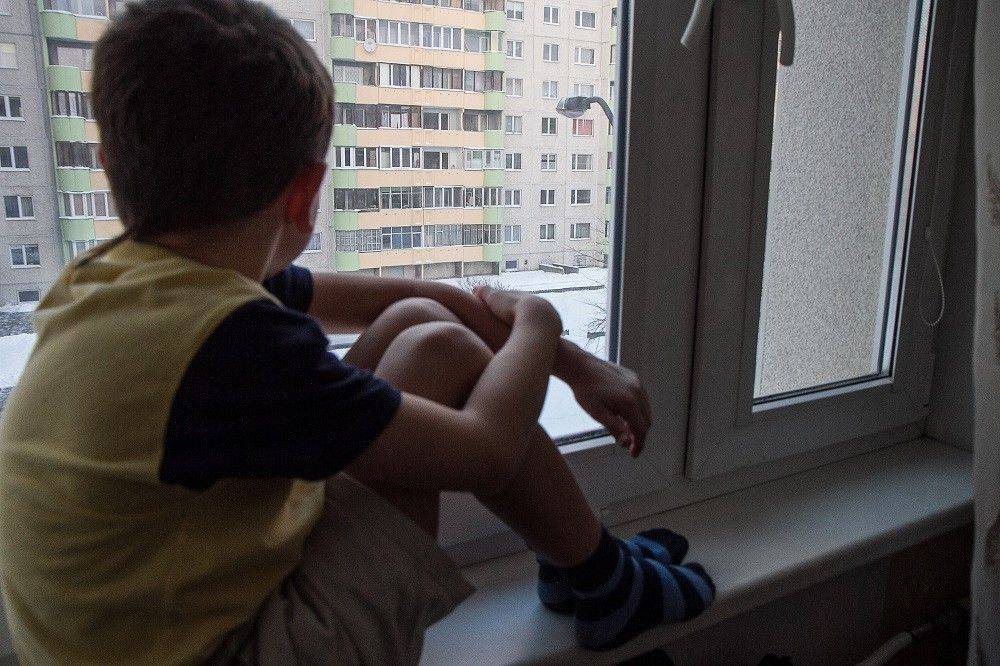 Как оставить ребенка дома одного — возраст и правила безопасности