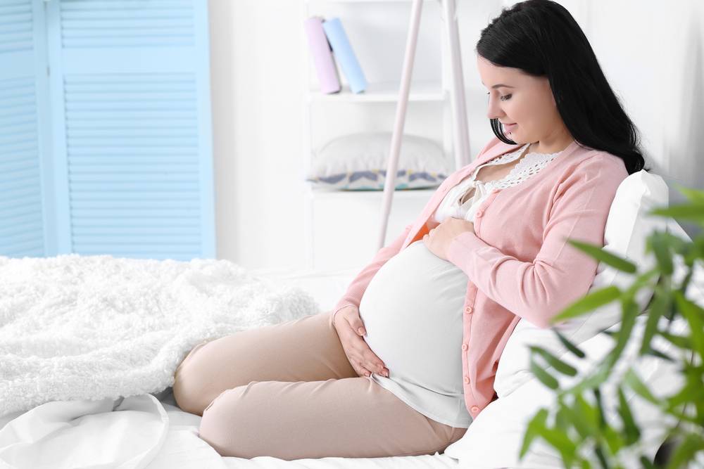 Удобные позы для беременных во время. при беременности можно заниматься сексом, когда и в каких позах, и когда нельзя. от какой позы стоит отказаться