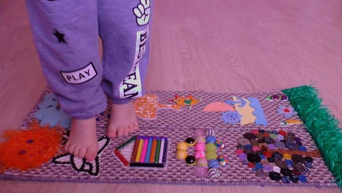 Делаем массажный коврик для детей своими руками