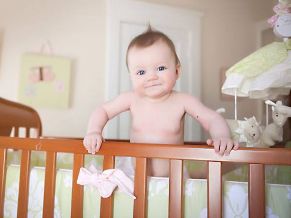 Если ребенок в 7-8 месяцев не сидит и не ползает, надо ли паниковать?