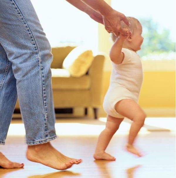 Как научить ребёнка ходить: первые шаги с поддержкой и самостоятельно