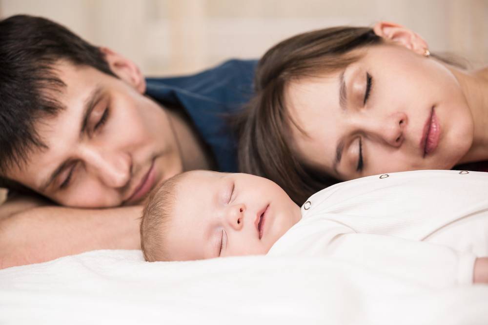 Спать с ребенком — вместе или врозь: плюсы, минусы, советы