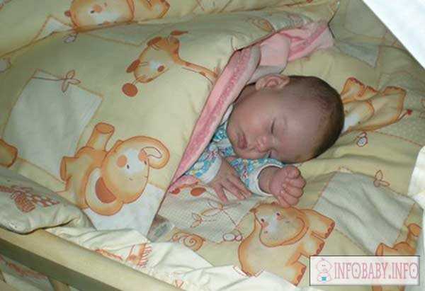 Почему грудной ребенок кряхтит во сне или во время кормления