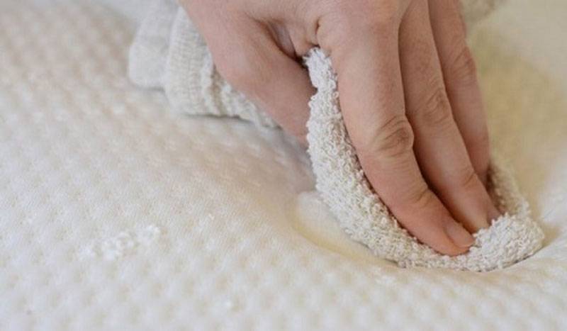 Как очистить диван от мочи ребенка в домашних условиях - чем его помыть, чтобы избавиться от запаха?