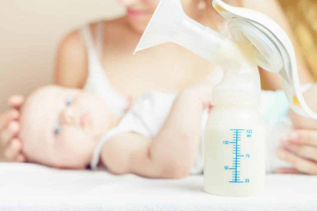 Как правильно сцеживать и хранить грудное молоко