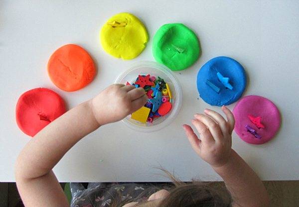 Как научить различать цвета детей: эффективные методы, интересные идеи и рекомендации