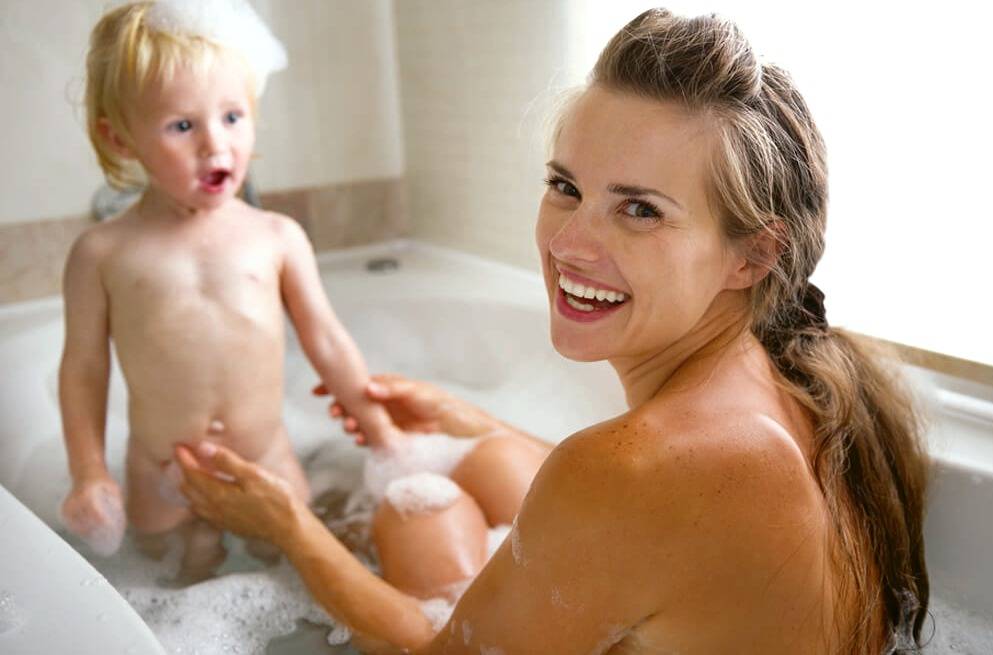 Можно принимать ванну вместе с младенцем