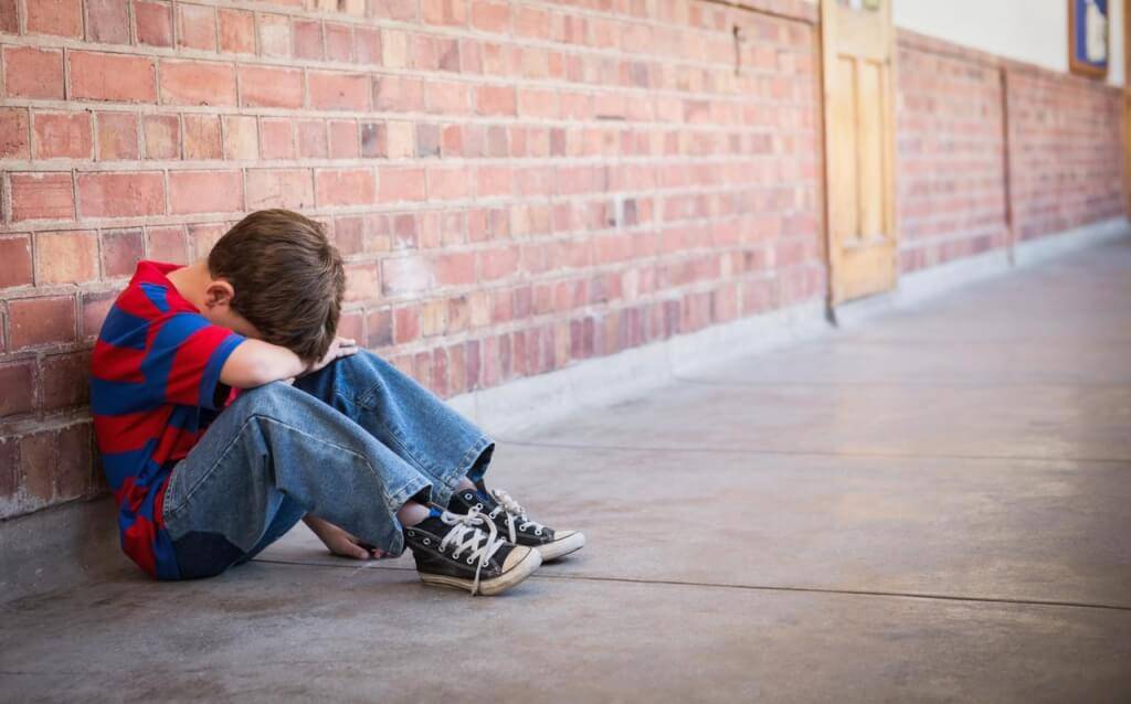 Ребенок ни с кем не дружит: как бороться с детским одиночеством?