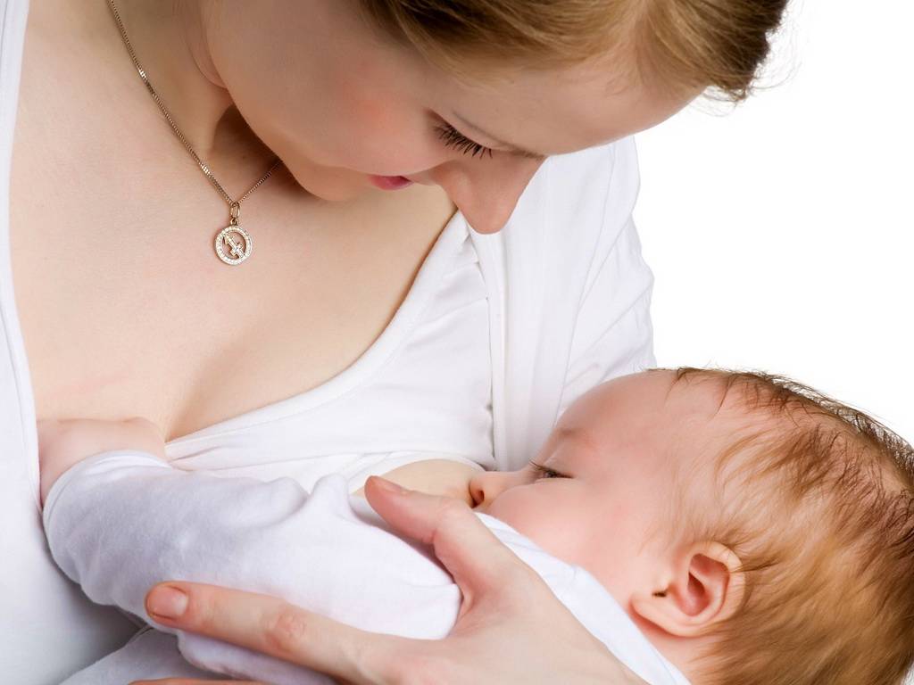 Можно ли кормить грудью при температуре: что делать кормящей маме
