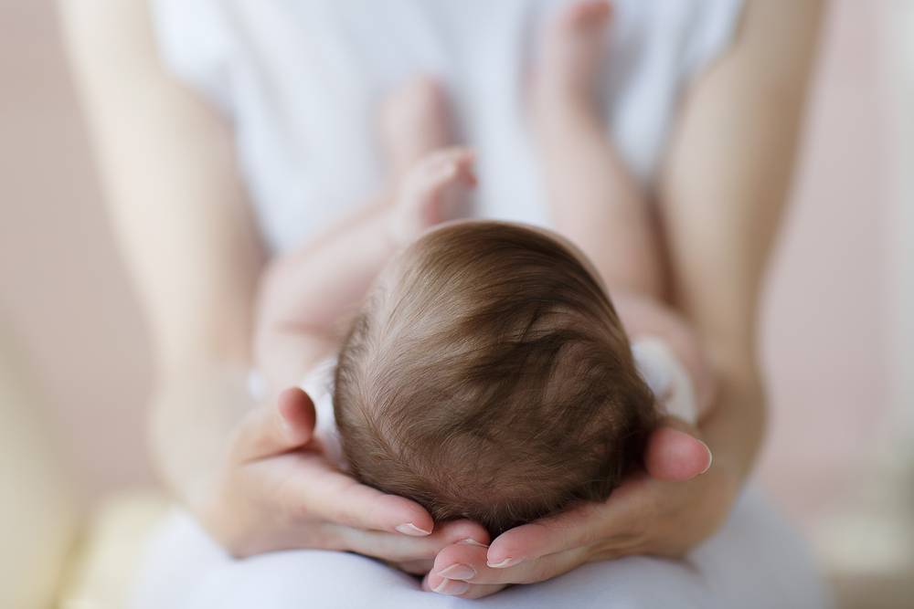Родничок у новорожденных: зачем он нужен и о чем может предупредить родителей