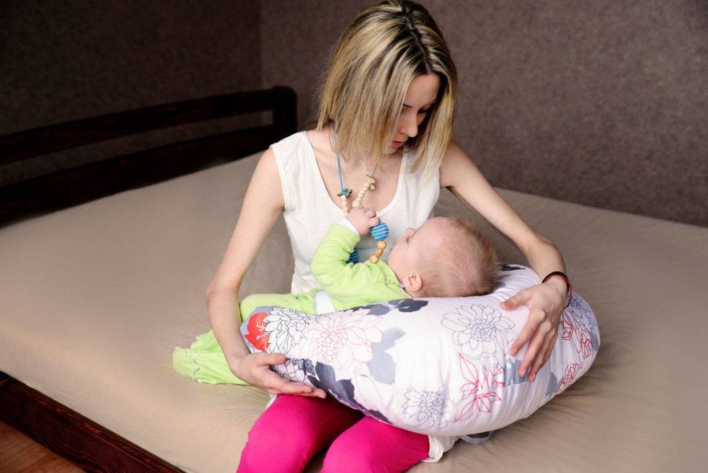 Подушка для кормления ребенка: какую выбрать? советы экспертов с фото!