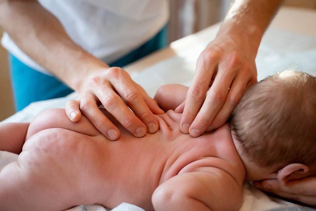 Гипертонус у новорожденных: причины, симптомы и лечение массажем