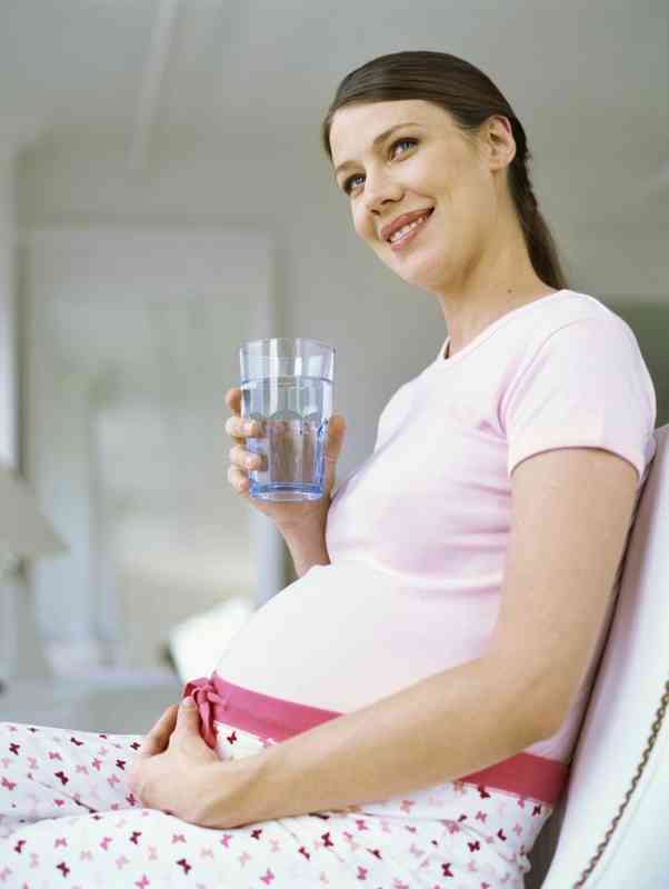 Сода от изжоги при беременности: можно ли соду при изжоге ?