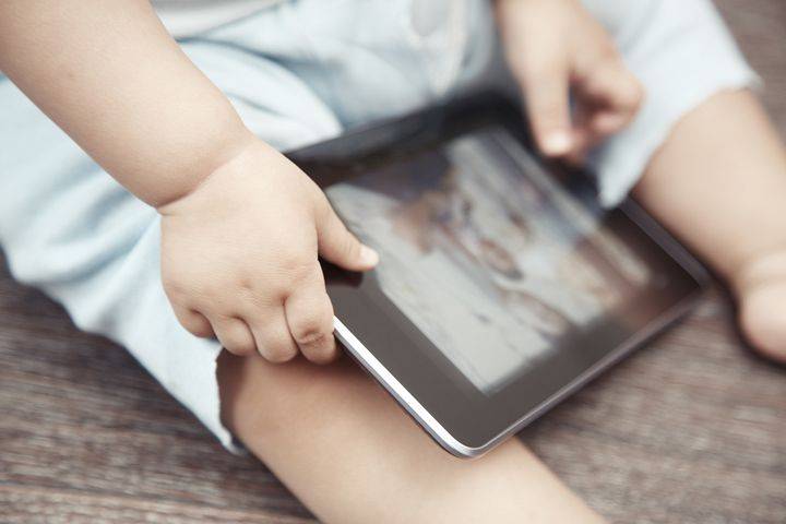 Ребенок и планшет: в чем вред и как отучить