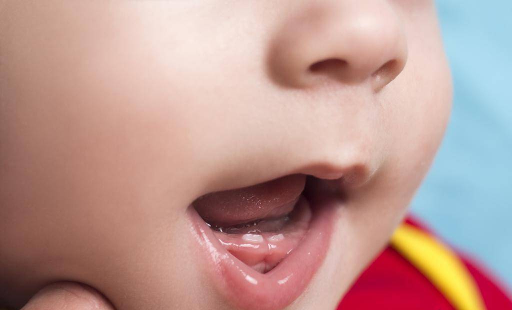 Как помочь ребенку спокойно пережить прорезывание зубов