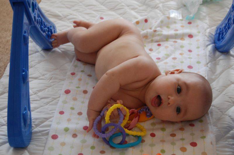 Во сколько месяцев ребенок начинает переворачиваться на живот? как ему помочь?