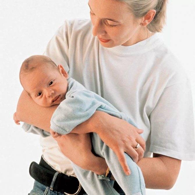 Как носить ребенка на руках: правильное положение рук и советы для родителей