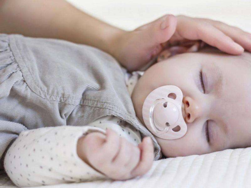 Почему ребенок спит с приоткрытыми глазами, что это значит: причины