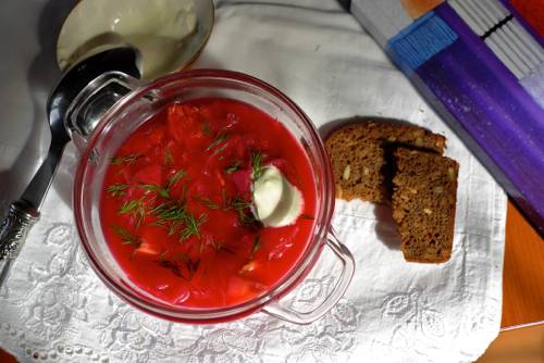 Можно ли кормящей маме кушать борщ?