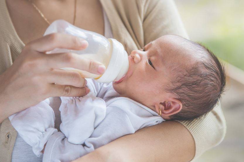 Грудное молоко из бутылочки: как хранить и кормить