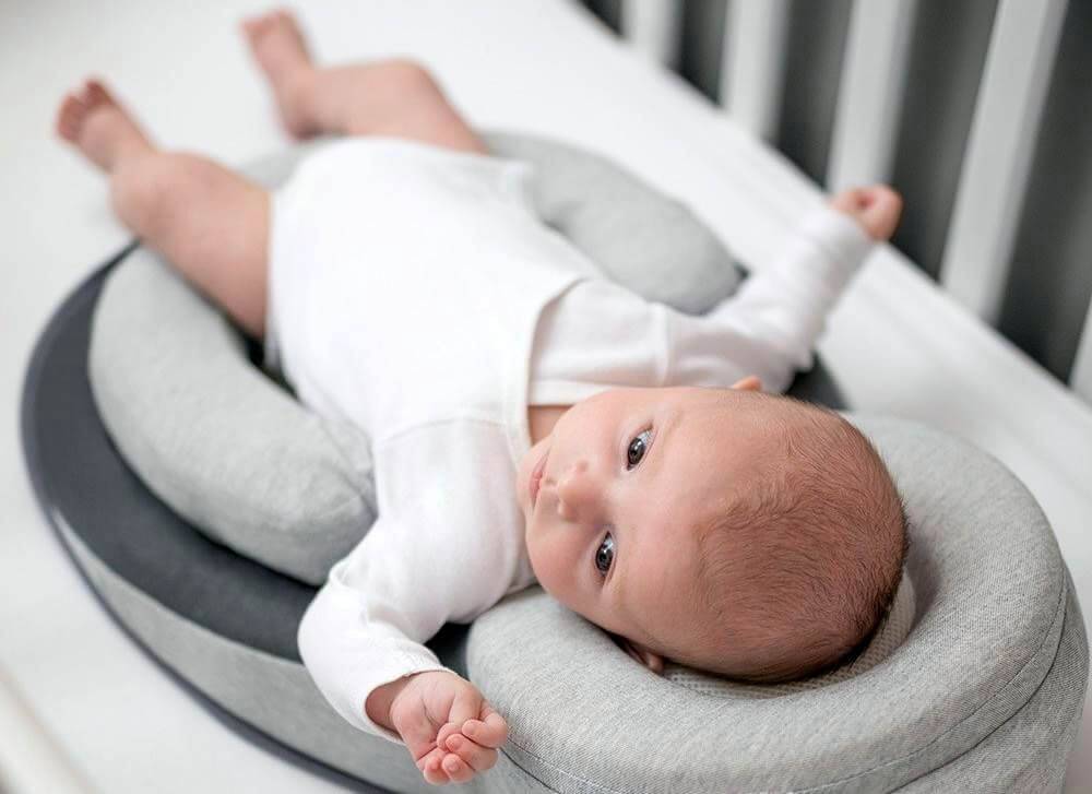 Понятие и необходимость позиционера для сна новорожденного