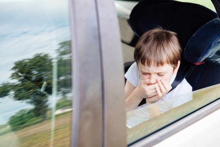 Ребенка укачивает в транспорте: почему и что делать