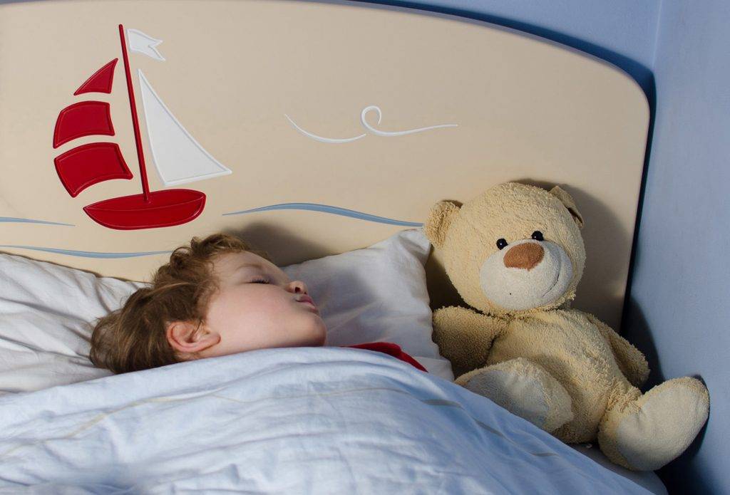 Как приучить ребёнка спать в своей кроватке: возраст, советы и способы