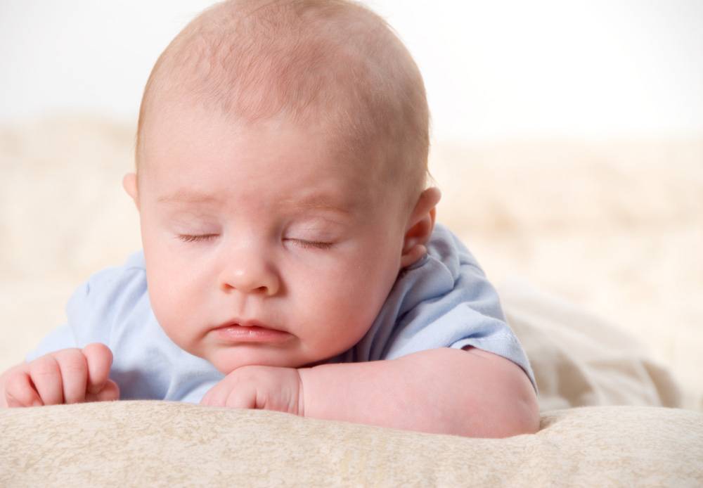 Почему ребенок вздрагивает во время сна?