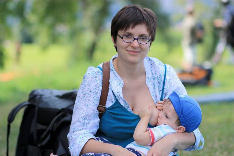 Кормление грудью в общественных местах: нормально или нет | vogue russia