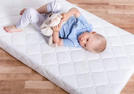 Как выбрать качественный матрас в детскую кроватку для младенца - на что обратить внимание, как избежать распространенных ошибок, виды и особенности различных моделей