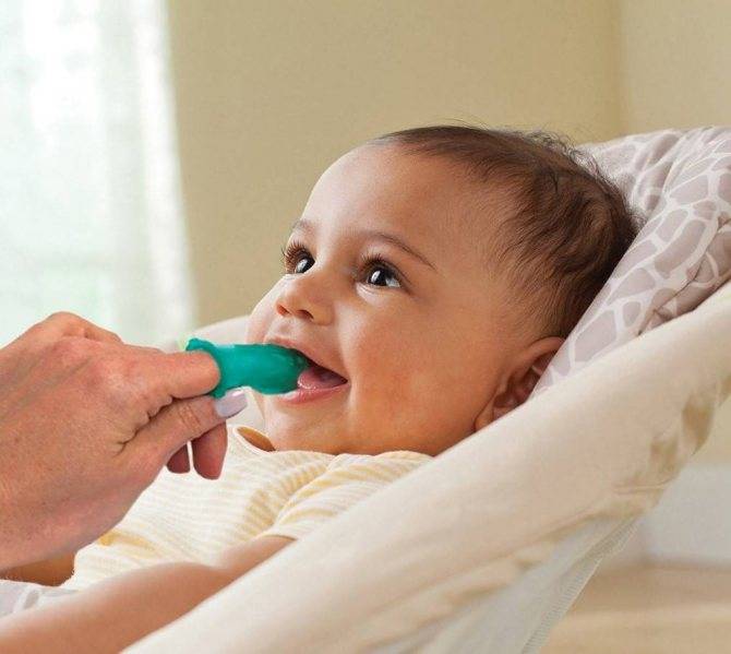 Когда начинать чистить зубы малышу, как научить ребенка в 1-2 года?