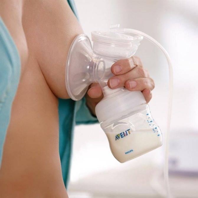 Как правильно сцеживать грудное молоко: руками, молокоотсосом