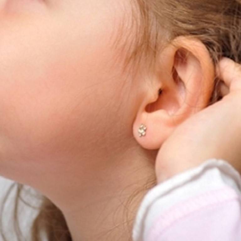 Прокалывание ушей детям: 5 "за" и "против", 11 противопоказаний и 7 правил ухода за проколотыми ушками