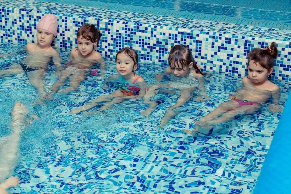 Со скольки детям можно в бассейн. Дети в бассейне. Бассейн для малышей. Купаться в бассейне. Детки купаются в бассейне.