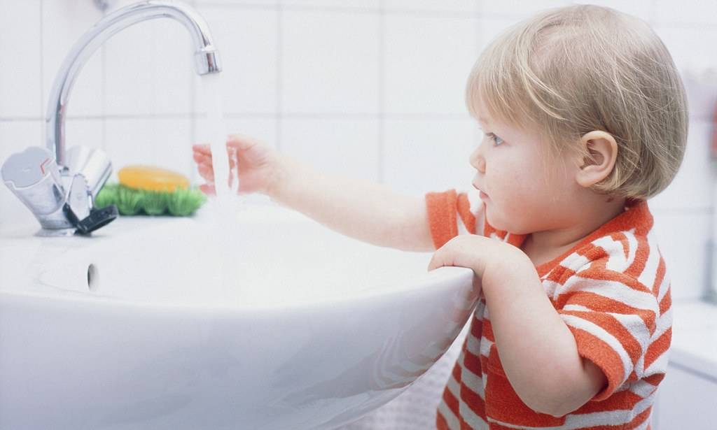 Гигиена детей 2 3 лет. Умывание ребенка. Гигиена для детей. Маленькие дети умываются. Мытье ребенка.